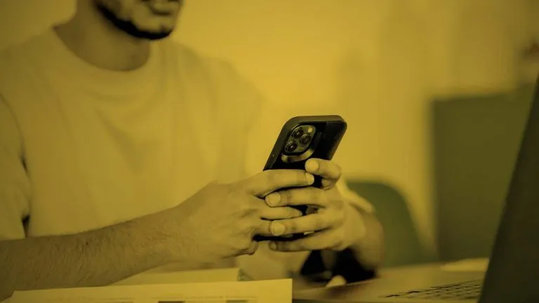 Denúncias de violência digital contra mulheres aumentam mais de 180%: o agressor agora também mora no celular