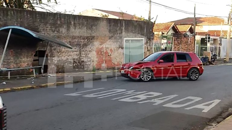 Três menores ficam feridos após motorista perder o controle e colidir com ponto de ônibus em Piracicaba