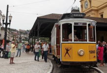 Bonde temático levou clima de Copa ao Centro Histórico de Santos