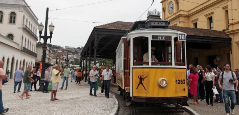 Bonde temático levou clima de Copa ao Centro Histórico de Santos