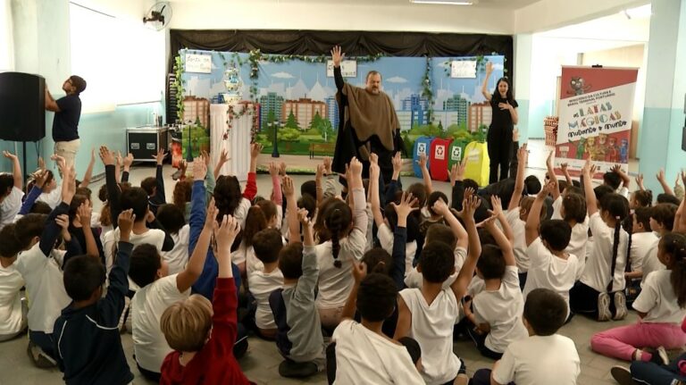 Escola de Santos recebe apresentação sobre educação ambiental
