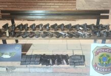 Mais de 30 armas são apreendidas em compartimento secreto de carro