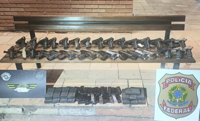 Mais de 30 armas são apreendidas em compartimento secreto de carro Mais de 30 armas são apreendidas em compartimento secreto de carro