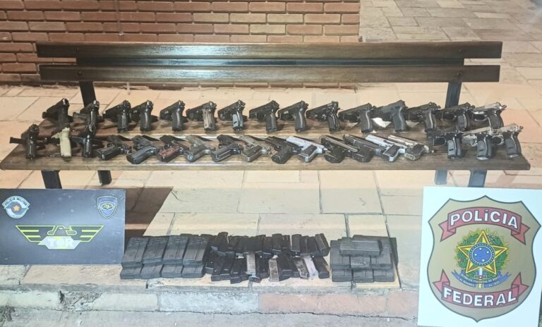 Mais de 30 armas são apreendidas em compartimento secreto de carro