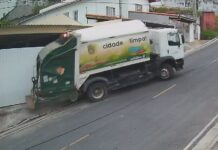 VÍDEO: Caminhão de lixo desce ladeira e atinge portão de residência em Santa Branca