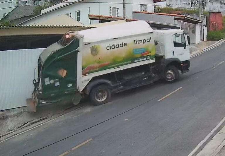 VÍDEO: Caminhão de lixo desce ladeira e atinge portão de residência em Santa Branca