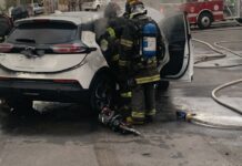 Carro elétrico pega fogo e explode em concessionária de São José