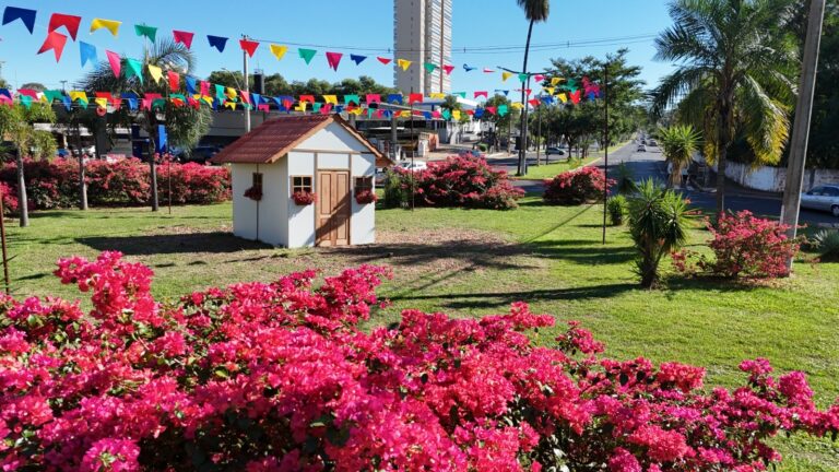 Com decoração temática na rotatória da Avenida Brasília, Araçatuba entra no clima das festas juninas