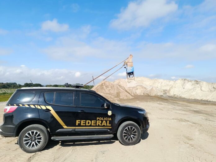 PF faz operação contra mineração ilegal de areia em São José e Caçapava