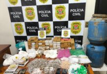 Polícia apreende grande quantidade de drogas enterradas em área de mata e prende três pessoas em Ubatuba