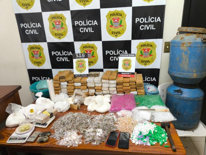 Polícia apreende grande quantidade de drogas enterradas em área de mata e prende três pessoas em Ubatuba Polícia apreende grande quantidade de drogas enterradas em área de mata e prende três pessoas em Ubatuba