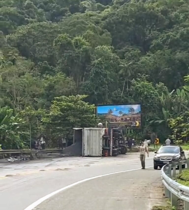 Carreta é removida após tombamento na rodovia Rio-Santos e trânsito segue lento