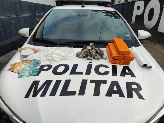 Casal é preso com quase 4 kg de maconha e mais de 150 porções de cocaína em Ubatuba Casal é preso com quase 4 kg de maconha e mais de 150 porções de cocaína em Ubatuba