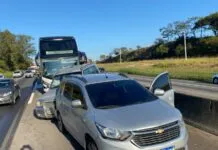 Engavetamento envolvendo dois ônibus e quatro carros interdita a Dutra, em Caçapava