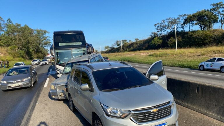 Engavetamento envolvendo dois ônibus e quatro carros interdita a Dutra, em Caçapava