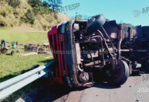 Caminhão tomba na Rodovia D. Pedro I e provoca lentidão em Valinhos