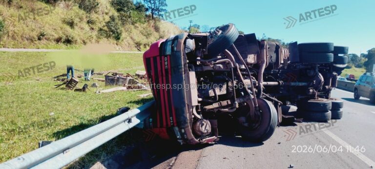 Caminhão tomba na Rodovia D. Pedro I e provoca lentidão em Valinhos