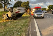 Mulher fica ferida após capotar carro na Dutra, em Taubaté