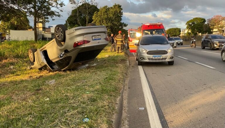 Mulher fica ferida após capotar carro na Dutra, em Taubaté