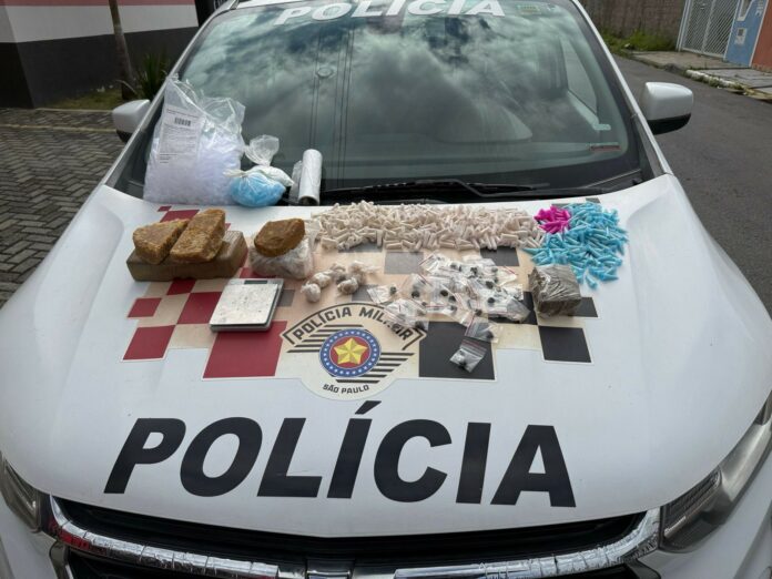 PM apreende mais de 3 quilos de drogas em área de mata em Lorena