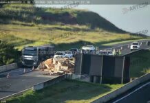 Carreta tomba e derruba pallets em duas faixas da Rodovia dos Bandeirantes