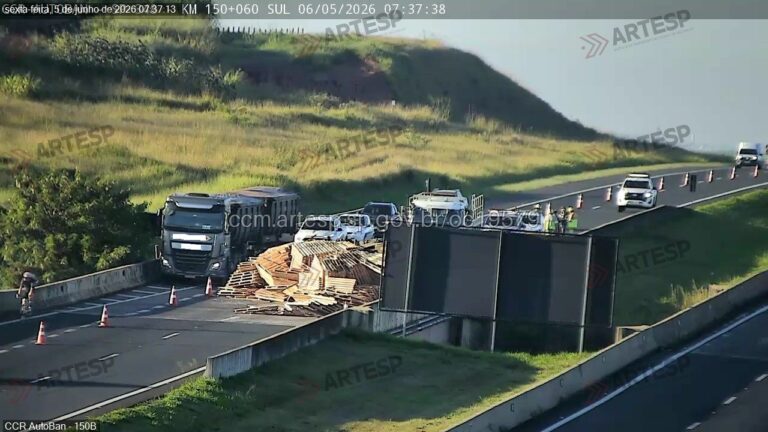 Carreta tomba e derruba pallets em duas faixas da Rodovia dos Bandeirantes