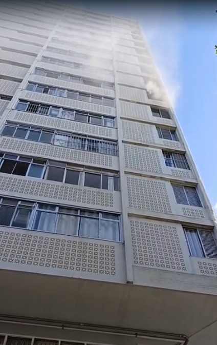 Incêndio em apartamento deixa dois intoxicados por fumaça no Centro de São José