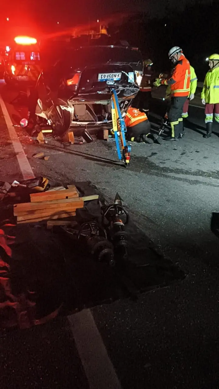 Mulher morre após capotamento na Via Dutra em Guaratinguetá