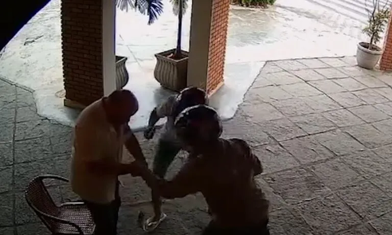 Polícia prende dois suspeitos de roubo a turista em Ubatuba; veja VÍDEO do crime