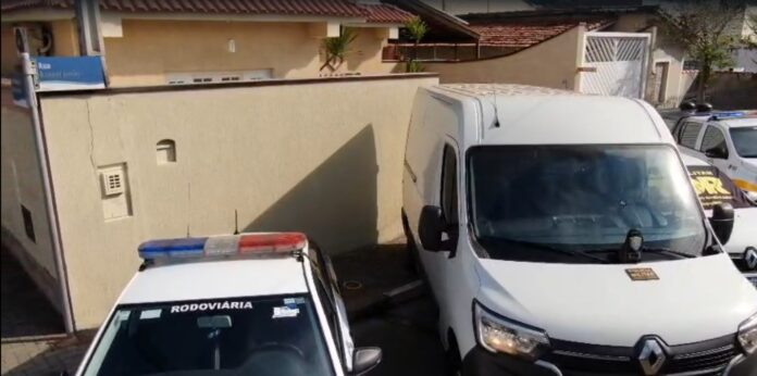 Trio é preso após sequestrar motorista e roubar carga de materiais cirúrgicos avaliada em R$ 3 milhões em Guararema Trio é preso após sequestrar motorista e roubar carga de materiais cirúrgicos avaliada em R$ 3 milhões em Guararema