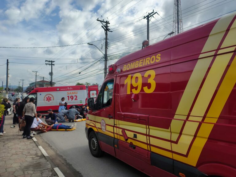 Duas mulheres ficam feridas após colisão entre motos em Caraguatatuba