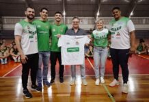 Unimed Araçatuba entrega uniformes a atletas do Projeto Midas de Basquete