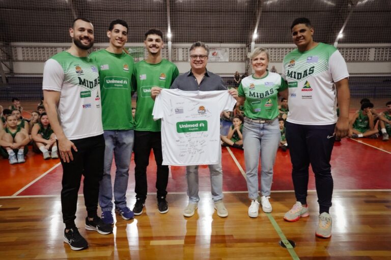 Unimed Araçatuba entrega uniformes a atletas do Projeto Midas de Basquete