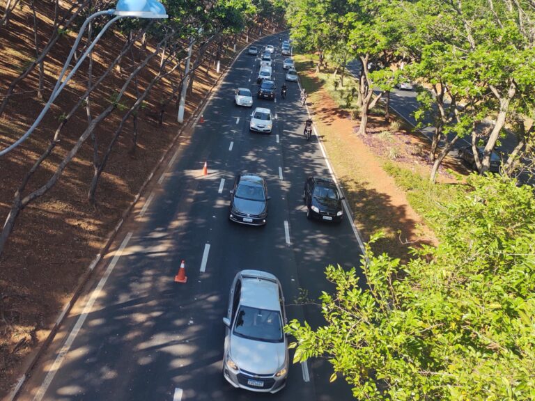 Risco na direção: uso de celular enquanto motorista conduz o veículo já soma 5,5 mil infrações em 2026