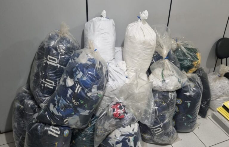 Polícia apreende milhares de itens com marcas esportivas em operação contra pirataria em Potim