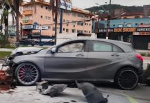 Carro de luxo bate em poste e provoca princípio de incêndio em Guarujá