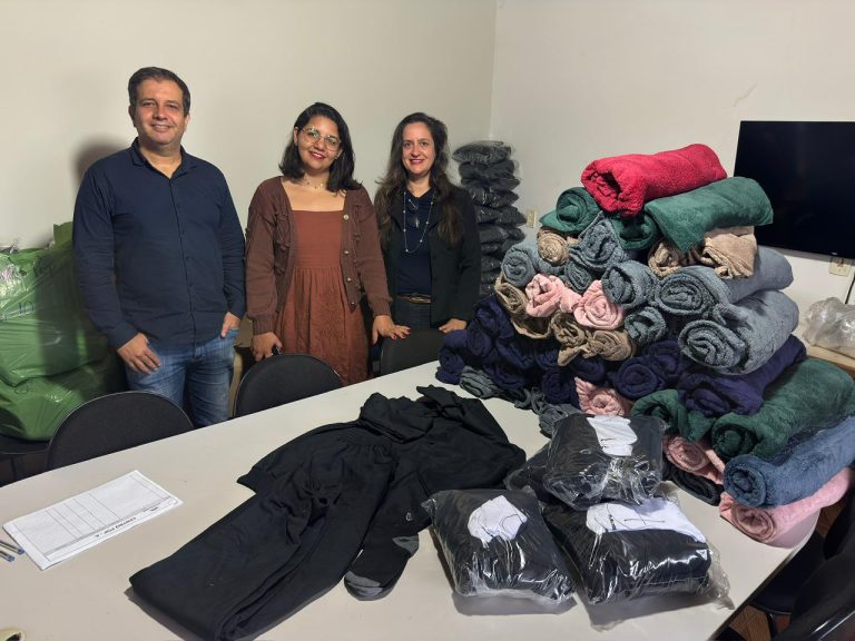 Operação Noites Frias: pessoas em situação de rua atendidas pelo Centro POP recebem kits de inverno