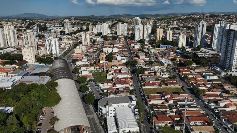 Prefeitura e servidores retomam negociação nesta quarta (17) após manutenção da greve em Taubaté