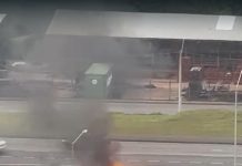 Kombi pega fogo e bloqueia a Dutra em São José