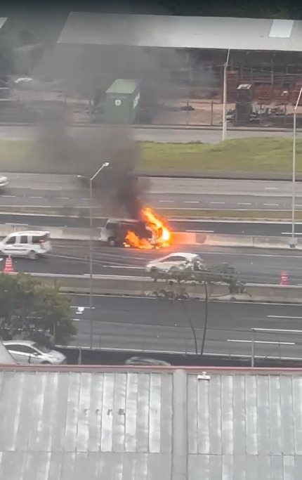 Kombi pega fogo e bloqueia a Dutra em São José