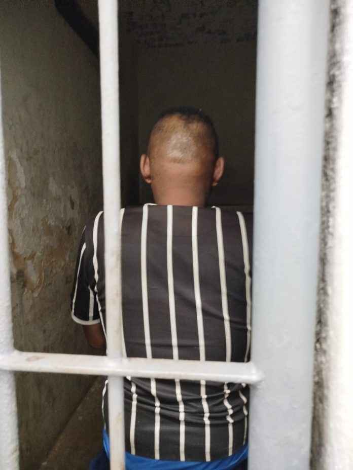 Homem é preso após furtar fios dentro de delegacia em São José Homem é preso após furtar fios dentro de delegacia em São José