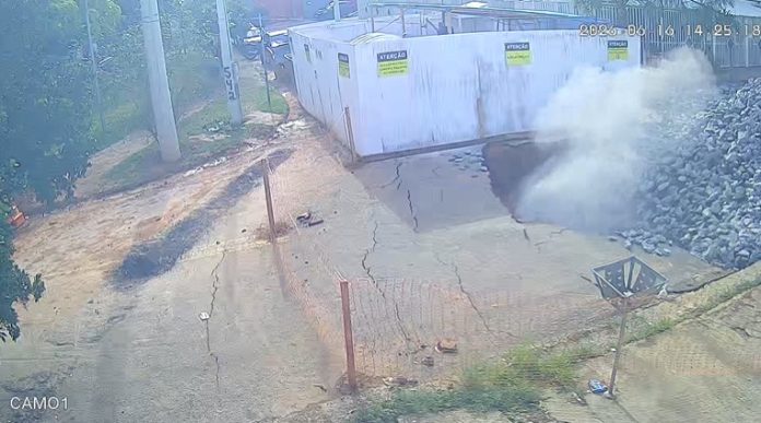 Cratera que chegou a interditar apartamento volta a afundar em São José; veja VÍDEO Cratera que chegou a interditar apartamento volta a afundar em São José; veja VÍDEO
