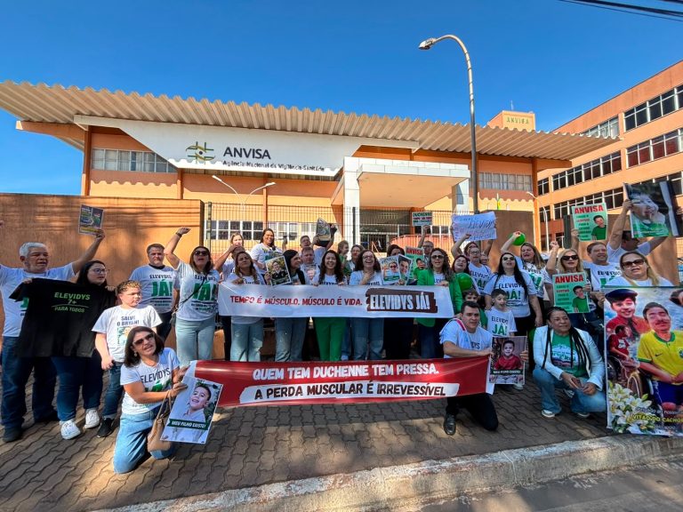 Famílias protestam em frente ao prédio da Anvisa pela liberação de medicamento para o tratamento de Duchenne