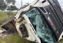 Caminhão carregado com mármore tomba e causa congestionamento na Dutra em São José
