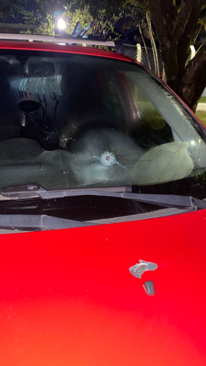 Homem baleado busca ajuda em base da PM após atentado em Pindamonhangaba Homem baleado busca ajuda em base da PM após atentado em Pindamonhangaba