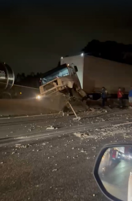 Acidente entre carreta e van deixa dois feridos e causa interdições na Dutra, em Guaratinguetá Acidente entre carreta e van deixa dois feridos e causa interdições na Dutra, em Guaratinguetá