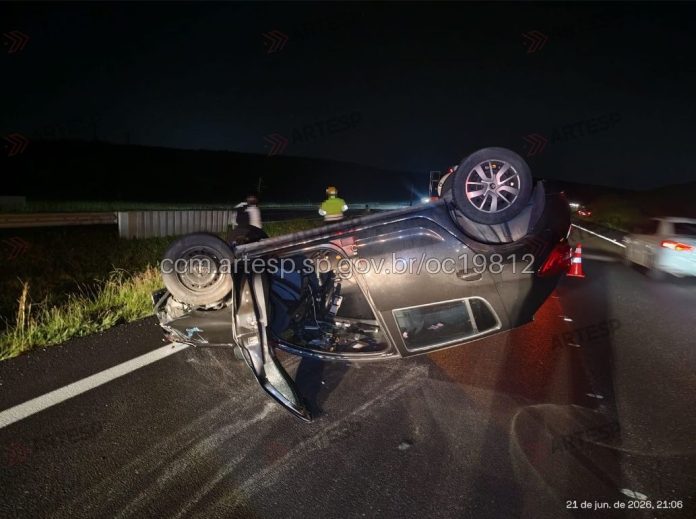 Carro capota após colisão com carreta e causa congestionamento em rodovia de Taubaté