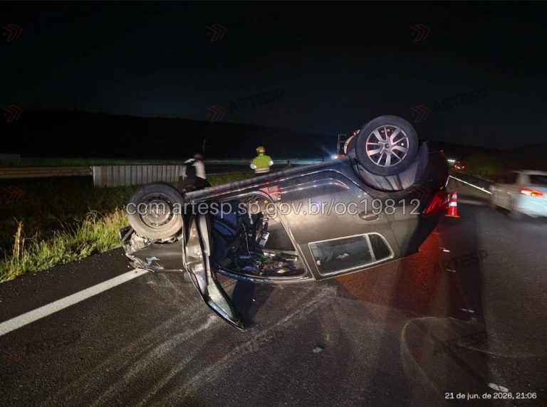 Carro capota após colisão com carreta e causa congestionamento em rodovia de Taubaté
