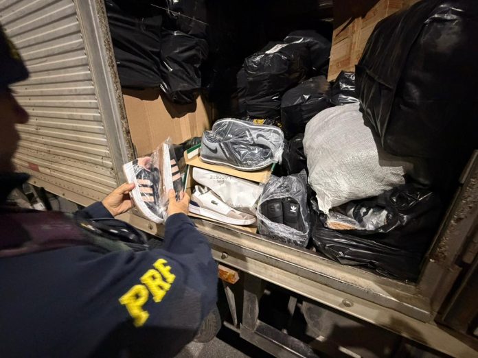 PRF apreende cerca de 2,2 mil pares de calçados com indícios de falsificação em Lorena PRF apreende cerca de 2,2 mil pares de calçados com indícios de falsificação em Lorena