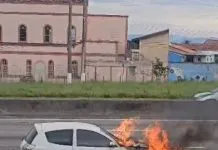 Carro pega fogo às margens da Dutra em Caçapava e mobiliza equipes de emergência
